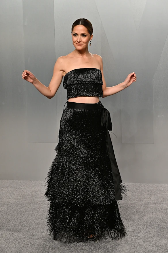 Rose Byrne arrive à la soirée des Oscars de Vanity Fair.