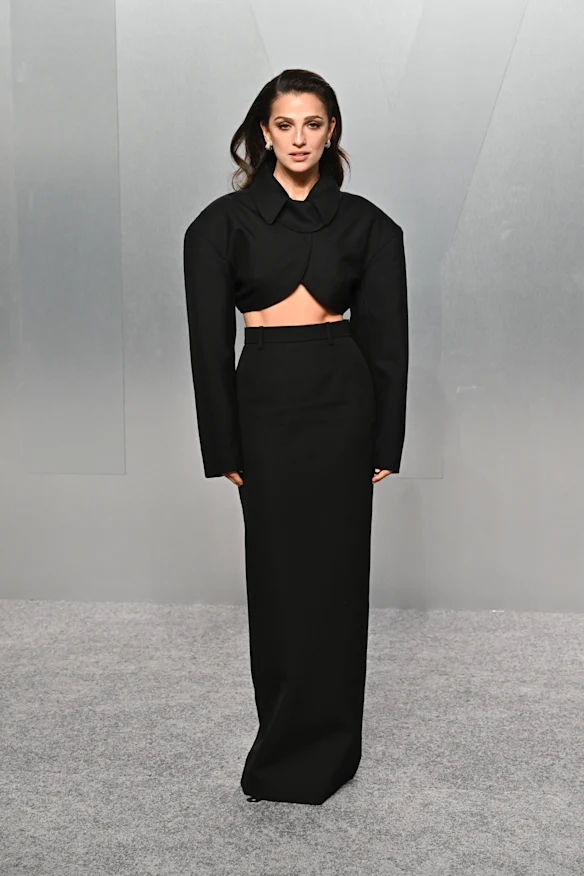 Marisa Abela arrive à la soirée des Oscars de Vanity Fair.