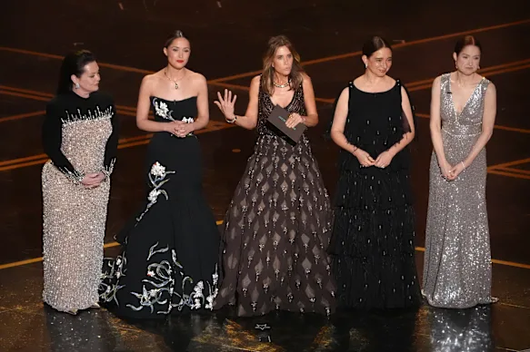 Les acteurs des demoiselles d'honneur (de gauche à droite) Melissa McCarthy, Rose Byrne, Kristen Wiig, Maya Rudolph et Ellie Kemper sont réunis.