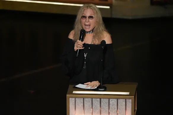 Barbra Steisand chante The Way We Were en l'honneur de Robert Redford pendant le segment In Memoriam.