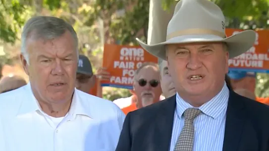 Le candidat de One Nation, David Farley (à gauche) et Barnaby Joyce, ont fait campagne à Farrer le mois dernier.
