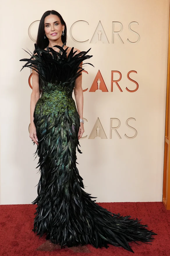 Demi Moore a fait tourner les têtes dans une robe à plumes.