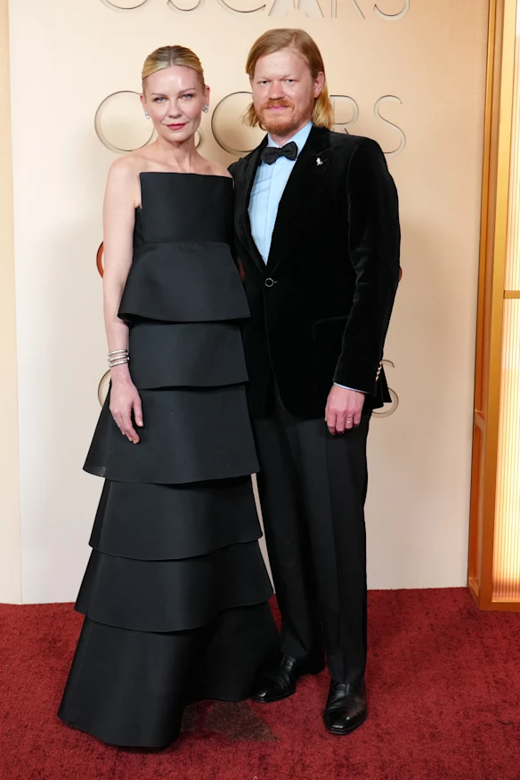 Kirsten Dunst était présente avec son partenaire Jesse Plemons, qui apparaît dans le candidat du meilleur film Bugonia.