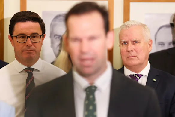 Canavan a éliminé Littleproud, à gauche, du banc avant et a promu Michael McCormack.
