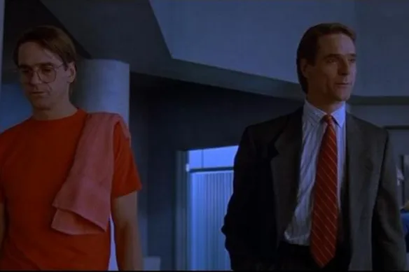 Jeremy Irons est presque trop crédible dans ce classique de Cronenberg.