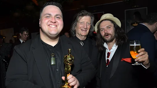 Judah Kelly (à gauche) avec ses collègues invités Chris Smither et Will Harrington à l'after-party des Oscars Netflix 2026.
