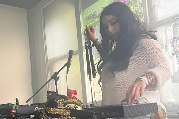 Zubeyda Muzeyyen, qui utilise le nom de scène DJ Haram.