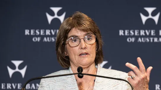 La gouverneure de la RBA, Michele Bullock, s'exprimant lors d'une conférence de presse en novembre.