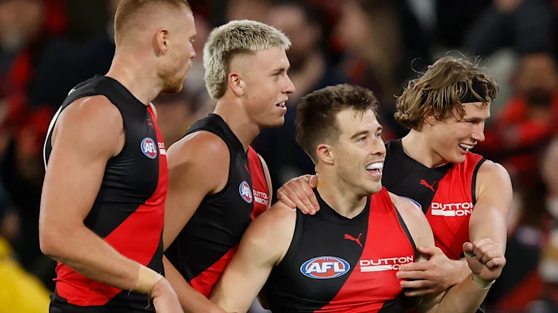 La légende des Essendon Bombers, James Hird, pense que Zach Merrett restera avec le club ; Le défenseur Ben McKay répond aux critiques de Matthew Lloyd alors qu'un record non désiré se profile