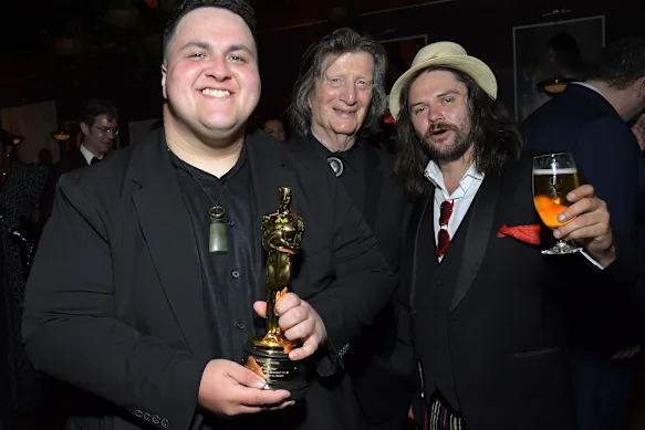Judah Kelly (à gauche) fait la fête avec ses collègues des Singers Chris Smither et Will Harrington lors de l'after-party des Oscars Netflix 2026.