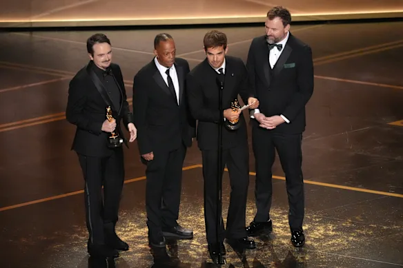 David Breschel, Mike Yung, Sam A. Davis et Jack Piatt acceptent le prix du court métrage d'action en direct pour The Singers.