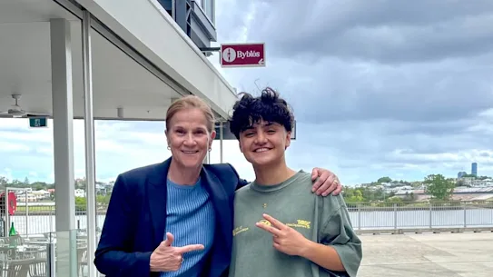 La footballeuse iranienne Fatemeh Pasandideh avec la dirigeante de la FIFA et ancienne entraîneure américaine Jill Ellis. 