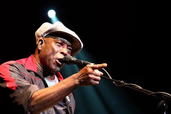 Buddy Guy joue au Bluesfest en 2010.