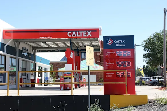 La flambée des prix du carburant n’est pas la seule conséquence de la fermeture du détroit d’Ormuz.