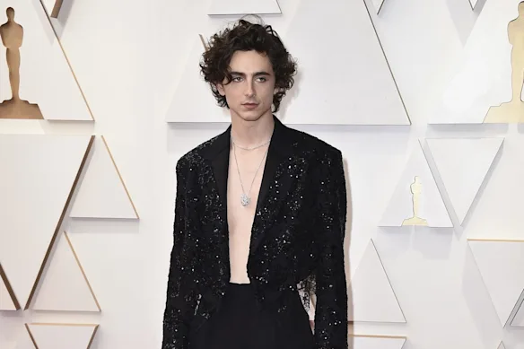 Un Timothée Chalamet moins avare de risques aux Oscars 2022.