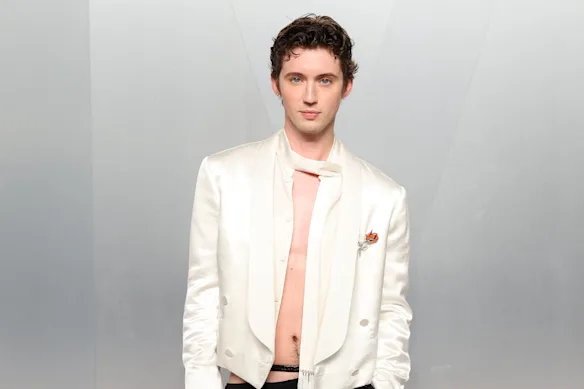 Troye Sivan abandonne la chemise lors de la soirée des Oscars de Vanity Fair 2026.