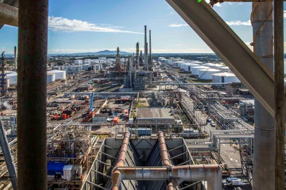 Le raffineur Viva Energy achète du pétrole brut du monde entier et le transforme en essence – et en carburéacteur – dans sa raffinerie de Geelong. 