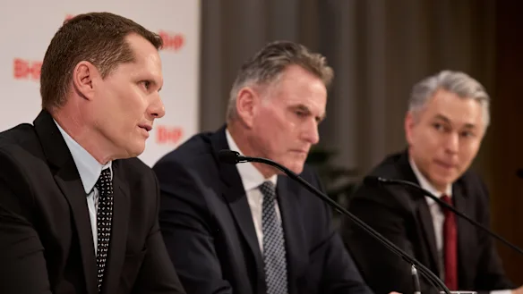 De gauche à droite : le nouveau directeur général de BHP, Brandon Craig, le président Ross McEwan et le directeur général sortant Mike Henry.