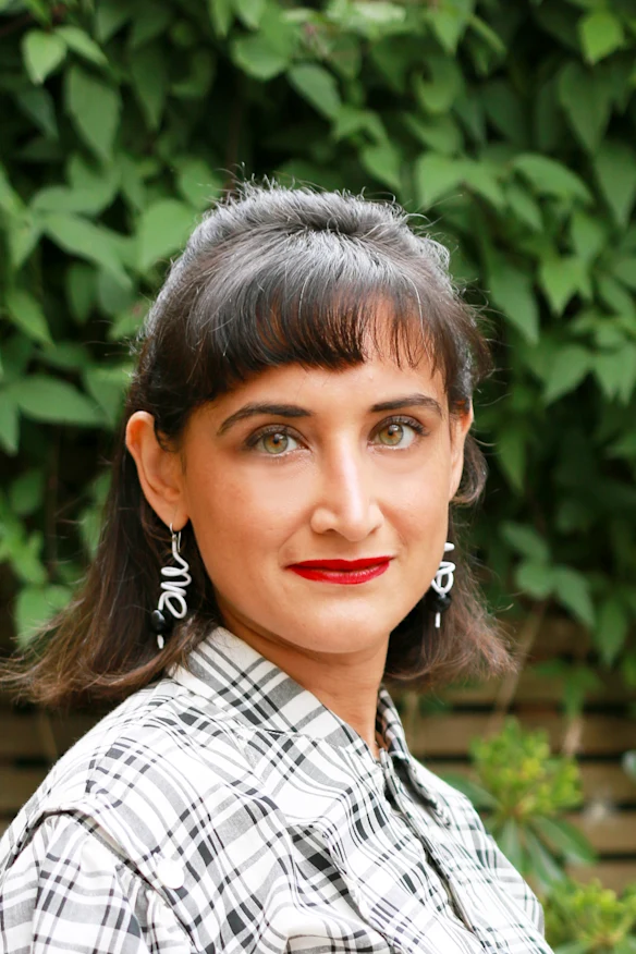 La conservatrice Priya Khanchandani explore le mouvement contemporain et le contexte autour des saris.