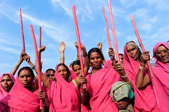 Le sari comme déclaration politique : les femmes du Gulabi Gang qui luttent contre la violence à l'égard des femmes portent des saris roses.