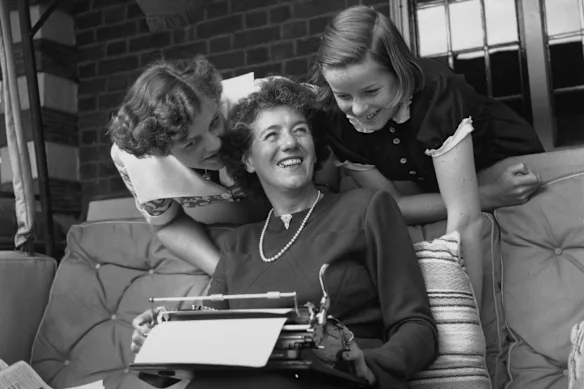 Enid Blyton avec ses filles Gillian (à gauche) et Imogen, en 1949.