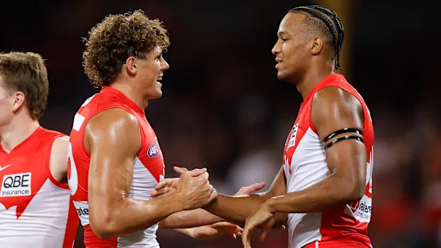 Charlie Curnow et Joel Amartey célèbrent leur victoire sur Carlton.