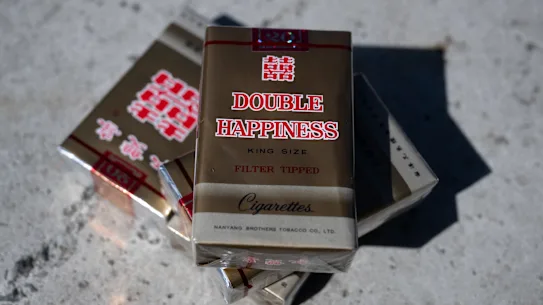 Cigarettes illicites Double Happiness, vendues pour aussi peu que 13 $ dans les magasins.