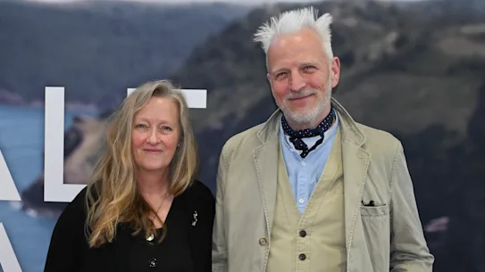 Raynor Winn et son mari Moth Winn lors d'une projection de The Salt Path en mai. Cependant, des doutes subsistent sur certains aspects de ses mémoires. 