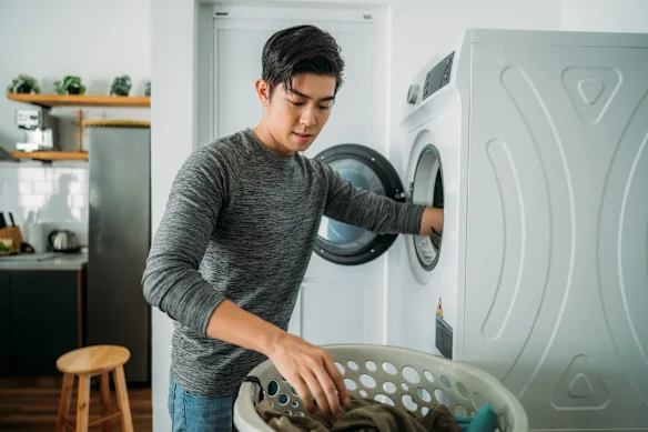 Laver les vêtements avant de les porter aide à éliminer certains irritants potentiels.
