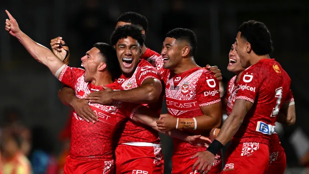 Les joueurs des Tonga célèbrent un essai lors de leur victoire surprise contre la Nouvelle-Zélande pour atteindre la finale de la ligue de rugby des Championnats du Pacifique en 2024.