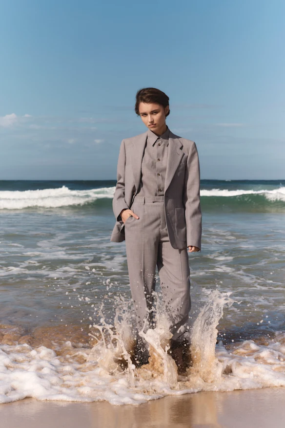 Veste « Hedland » Loro Piana, chemise « Thea » et pantalon « Louis ».