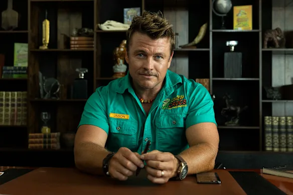 Luke Hemsworth dans le rôle du crocpreneur Jason Wade dans la saison 2.
