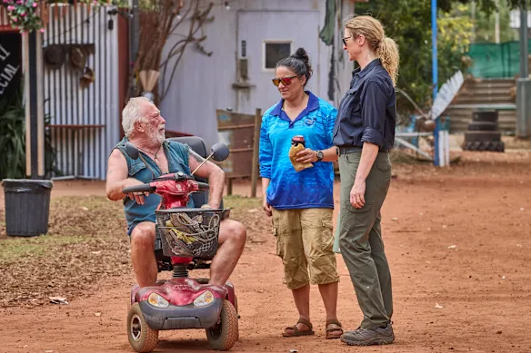 Steve Bisley, Madeleine Sami et Kate Box dans la deuxième saison de Deadloch.