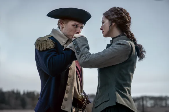 Sam Heughan et Catriona Balfe dans Outlander.