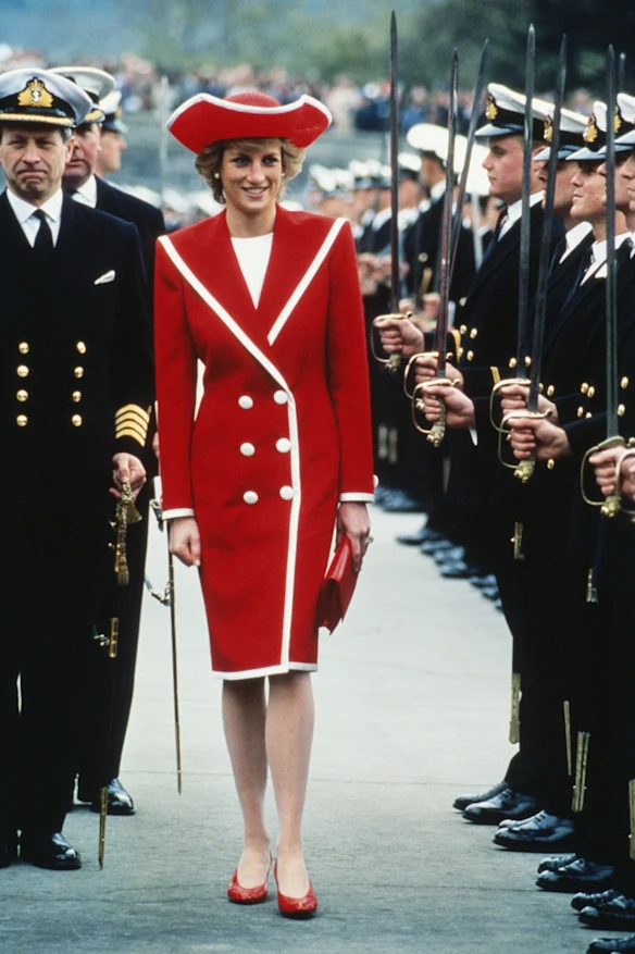 Diana, princesse de Galles, portait une robe rouge Catherine Walker et un chapeau Philip Somerville lors du défilé d'évanouissement au Dartmouth Royal Naval College, Devon, en avril 1989. 