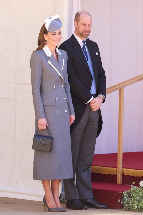 La princesse Catherine vêtue d'un manteau Tolu Coker avec le prince William, saluant la fête nigériane au château de Windsor.