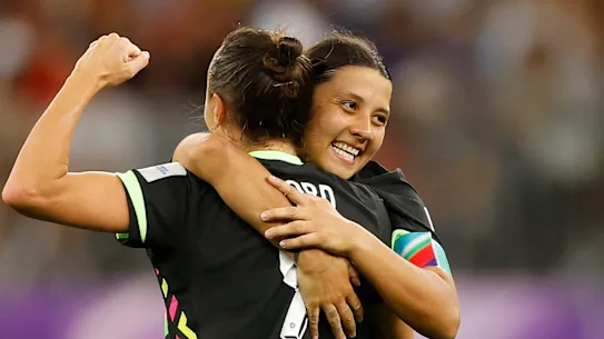 Sam Kerr et Caitlin Foord célèbrent la victoire.