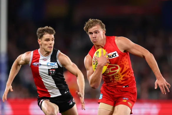 Un œil sur le jeu, un sur qui sera le remplaçant : Jed Walter de Gold Coast.