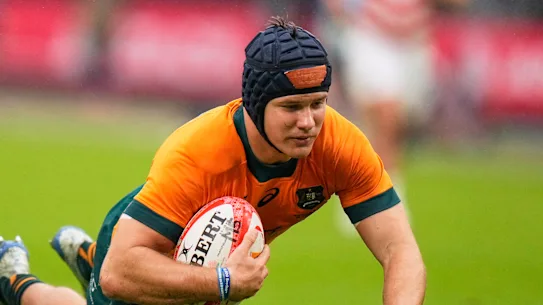 L'Australien Josh Flook marque un essai lors d'un test de rugby entre les Wallabies et le Japon.