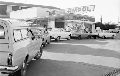 Des voitures font la queue dans une station-service à Sydney en 1974.