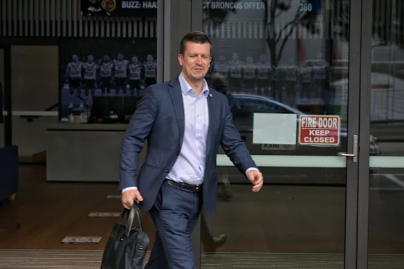 Le PDG des Bulldogs, Aaron Warburton, se présente comme candidat pour devenir l'un des trois administrateurs indépendants du Canterbury League Club.