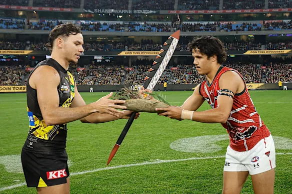 Daniel Rioli (maintenant à Gold Coast) et Alwyn Davey jnr, qui a été radié par Essendon. 