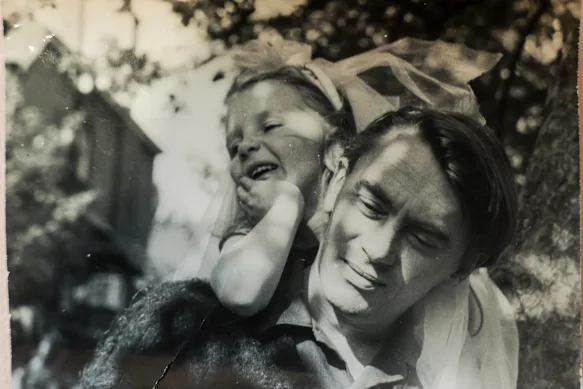 Alice Perceval avec son père John, photographié en 1963.