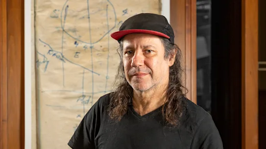 L'artiste Archie Moore avec son œuvre Heart of Gold 1.