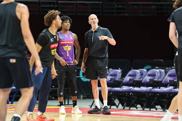 Goorjian s'entretient avec le gardien vedette des Kings, Kendric Davis.