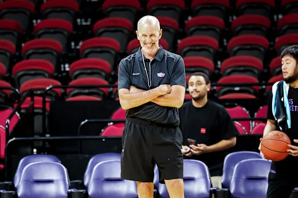 Brian Goorjian sourit pendant l'entraînement des Kings.