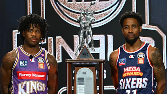 Kendric Davis des Kings et Bryce Cotton des 36ers posent lors du lancement de la série finale de la NBL.