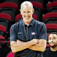 Comment l&rsquo;entraîneur des Sydney Kings, 72 ans, est devenu l&rsquo;entraîneur sportif « le plus gagnant » d&rsquo;Australie