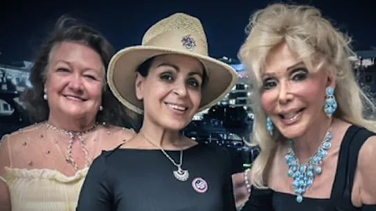 Rita Panahi est flanquée de Gina Rinehart (à gauche) et Toni Holt Kramer lors de la fête d'anniversaire de Panahi.