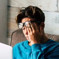 Un recruteur d&rsquo;une agence de recrutement bien établie m&rsquo;a insulté. Puis-je déposer une plainte en toute sécurité ?